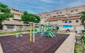 Yellow 3 Bedroom Large Apartment For 10 Guests